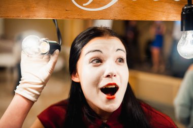 kadın MIME elektrik ampulleri oynatma ile