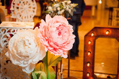 bir sandalyeyle bahar çiçekleri sepeti