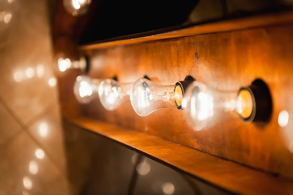 Vintage lámparas eléctricas paisaje con tablones de madera —  Fotos de Stock