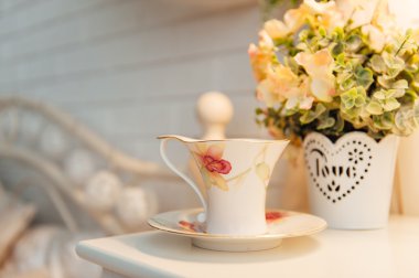 Bir çiçeklerle dekore parlak ve taze yatak odası.