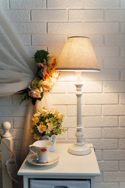 A virágokkal díszített világos és friss hálószoba. — Stock Fotó