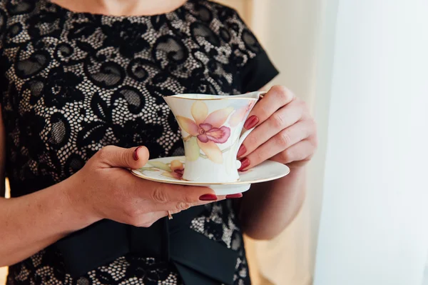 Mujer sosteniendo taza de té — Foto de Stock