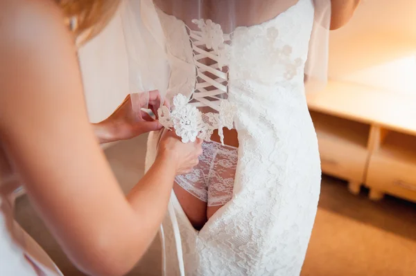 Damigelle d'onore aiutano a indossare un abito da sposa — Foto Stock