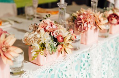 Düğün ya da başka bir yemek organizasyonu için masa hazır.