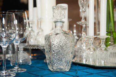 Düğün veya olay ile sürahi için tablo ayarı