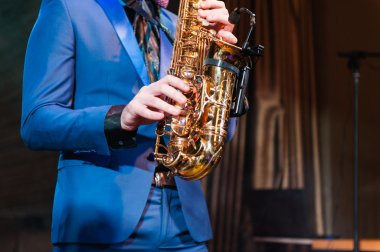 Saksafon çalar caz müzik enstrümanı saksofoncu 