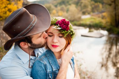 güzel çift birbirlerine sarılma bir dağ nehir yakınındaki