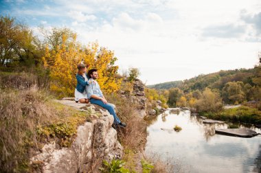 güzel çift birbirlerine sarılma bir dağ nehir yakınındaki