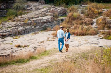 güzel çift birbirlerine sarılma bir dağ nehir yakınındaki