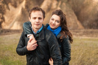  Açık havada dağ gülümseyen mutlu çift