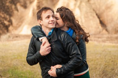  Açık havada dağ gülümseyen mutlu çift