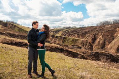  Açık havada dağ gülümseyen mutlu çift