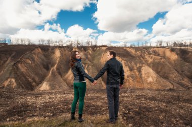  Açık havada dağ gülümseyen mutlu çift