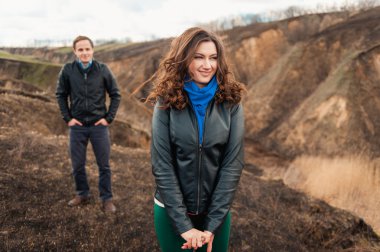  Açık havada dağ gülümseyen mutlu çift