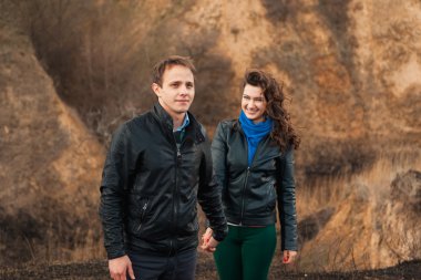  Açık havada dağ gülümseyen mutlu çift