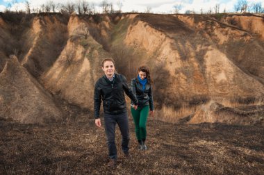  Açık havada dağ gülümseyen mutlu çift