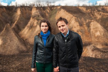  Açık havada dağ gülümseyen mutlu çift