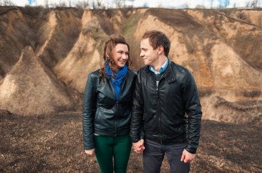  Açık havada dağ gülümseyen mutlu çift