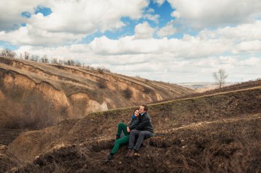  Açık havada dağ gülümseyen mutlu çift