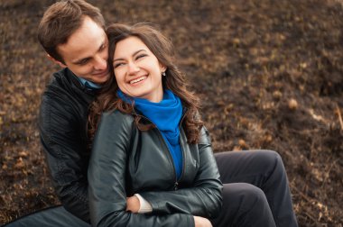  Açık havada dağ gülümseyen mutlu çift