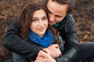  Açık havada dağ gülümseyen mutlu çift