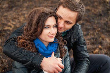  Açık havada dağ gülümseyen mutlu çift