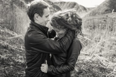  Açık havada dağ gülümseyen mutlu çift