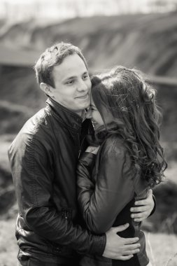  Açık havada dağ gülümseyen mutlu çift