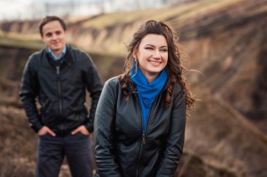  Açık havada dağ gülümseyen mutlu çift