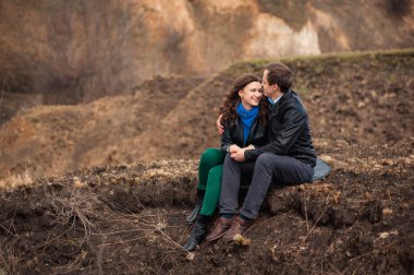  Açık havada dağ gülümseyen mutlu çift