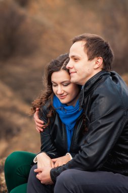  Açık havada dağ gülümseyen mutlu çift