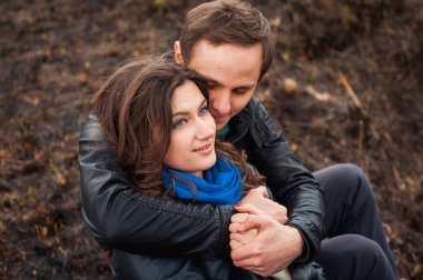  Açık havada dağ gülümseyen mutlu çift