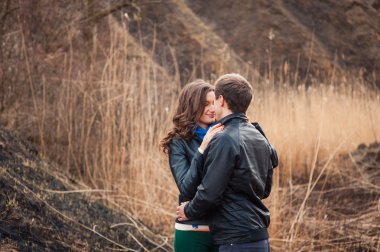  Açık havada dağ gülümseyen mutlu çift