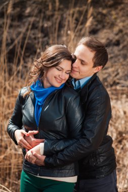  Açık havada dağ gülümseyen mutlu çift