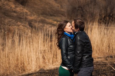  Açık havada dağ gülümseyen mutlu çift