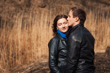  Açık havada dağ gülümseyen mutlu çift