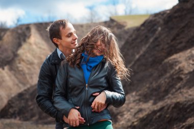  Açık havada dağ gülümseyen mutlu çift