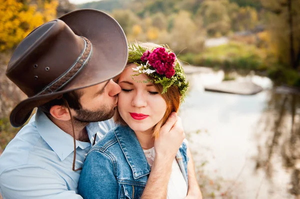 güzel çift birbirlerine sarılma bir dağ nehir yakınındaki