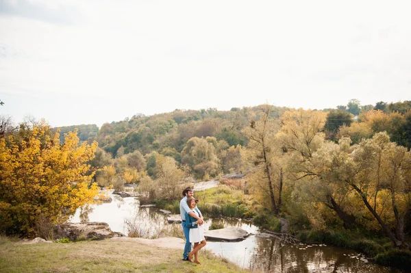 güzel çift birbirlerine sarılma bir dağ nehir yakınındaki