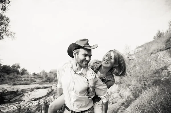 güzel çift birbirlerine sarılma bir dağ nehir yakınındaki