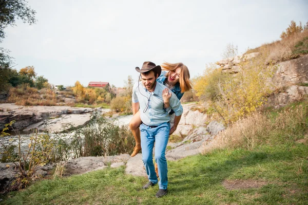 Beau couple s'embrassant près d'une rivière de montagne — Photo