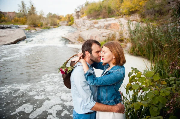 Nádherný pár objímaly horské řeky — Stock fotografie