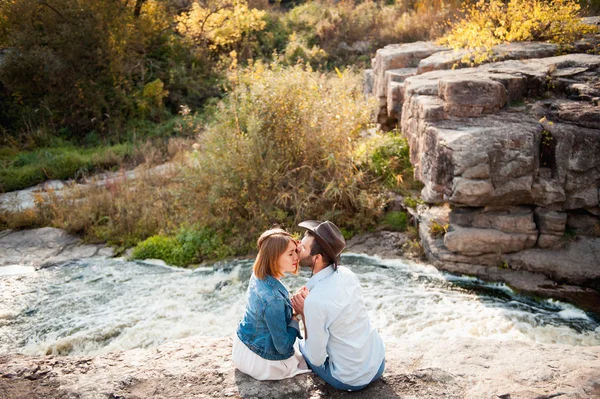 Beautiful couple hugging each other near a mountain river — Stock Photo, Image