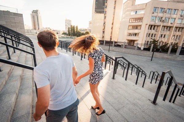 Elegante jovem casal adolescentes apaixonados na cidade, verão dia ensolarado — Fotografia de Stock