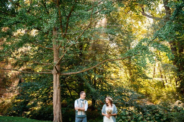 Счастливая девушка и ее парень гуляют в парке — стоковое фото