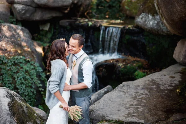 Beau couple étreignant près d'une rivière de montagne — Photo