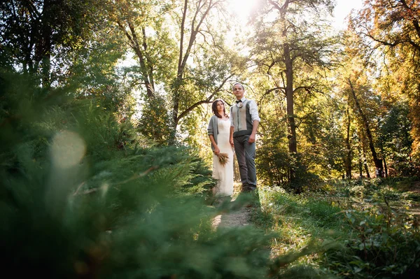 Beautiful couple hugging near a mountain river — Stock Photo, Image