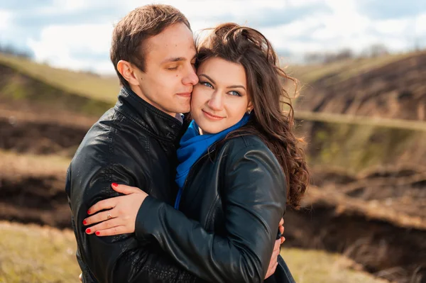 Casal feliz sorrindo ao ar livre nas montanhas — Fotografia de Stock