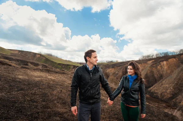 Lyckliga paret leende utomhus i bergen — Stockfoto
