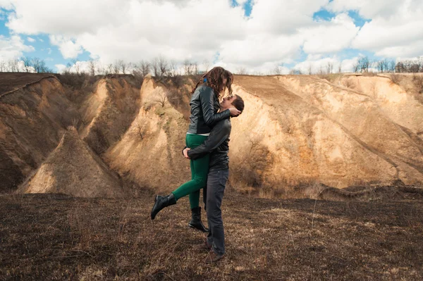 Happy couple smiling outdoors in the mountains — Stock Photo, Image